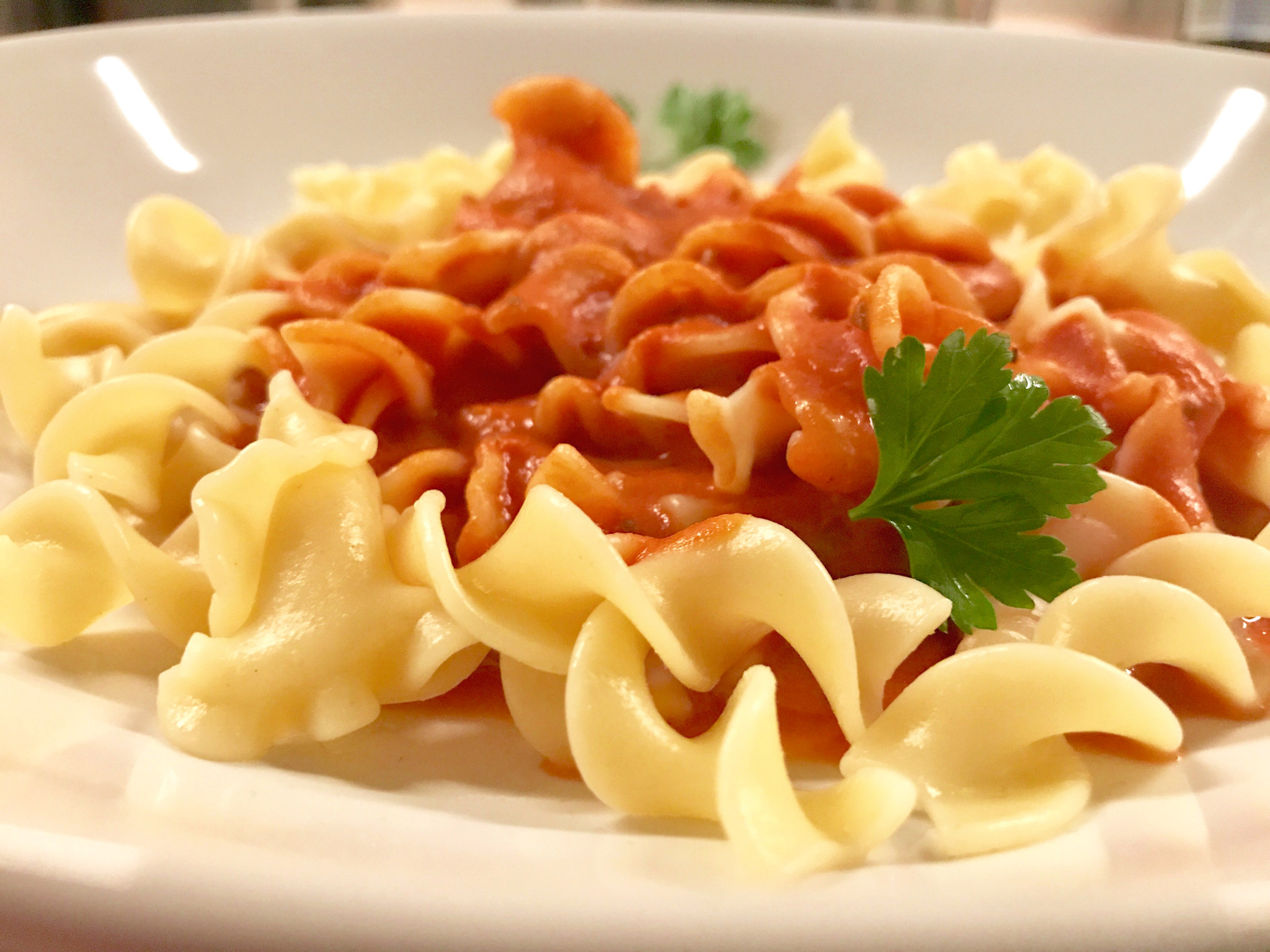 Nudeln mit Tomatensauce aus passierter Tomate und Sahne